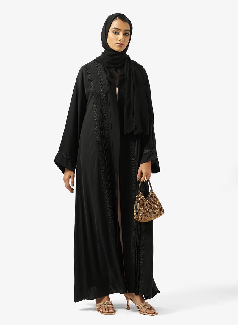 هيا كلوزيت عباية مفتوحة بياقة على شكل حرف  وتفاصيل دانتيل وطيات - Image 5